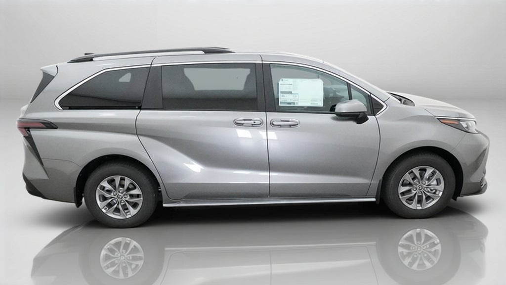 2026 Toyota Sienna LE FWD