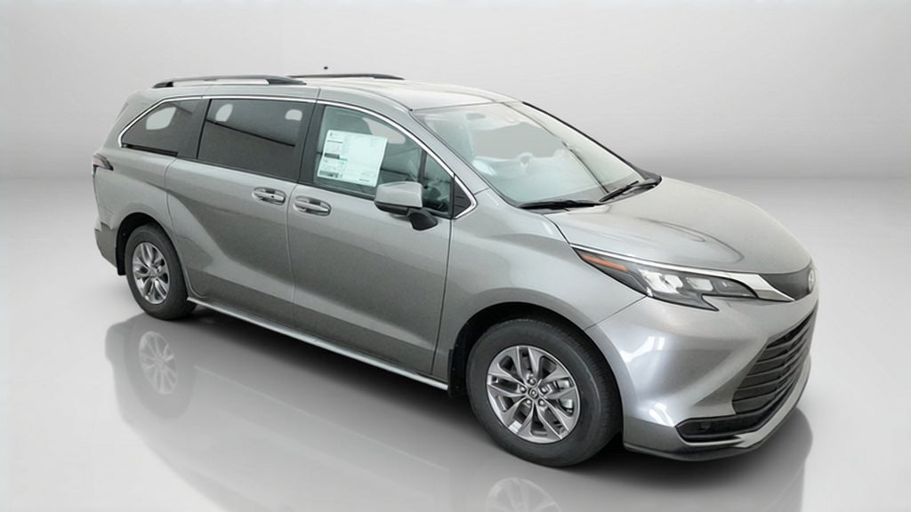 2026 Toyota Sienna LE FWD