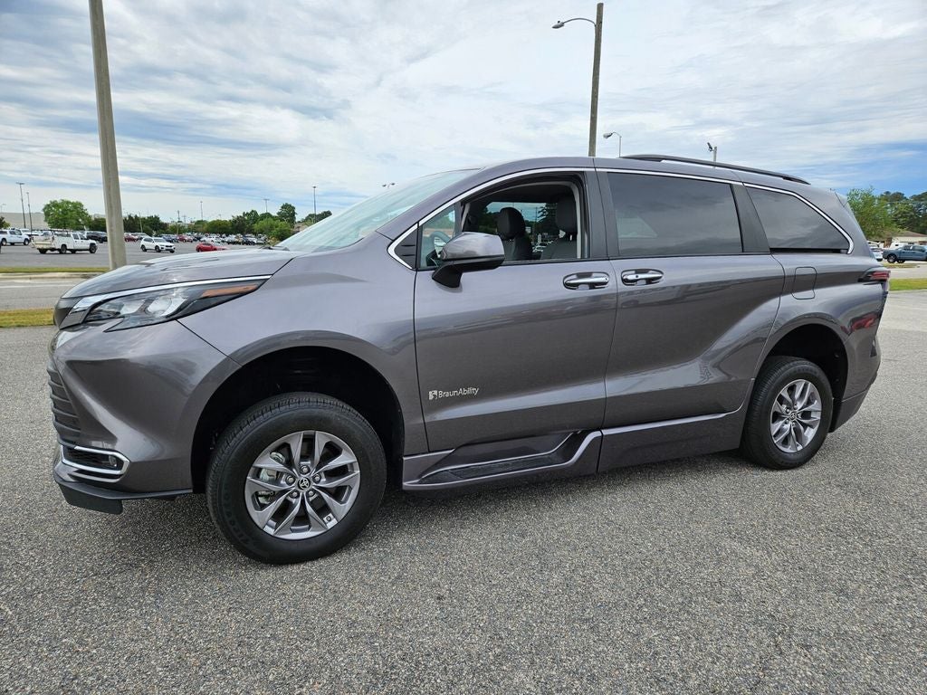 2024 Toyota Sienna XLE 8 Passenger