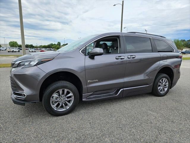 2024 Toyota Sienna XLE 8 Passenger