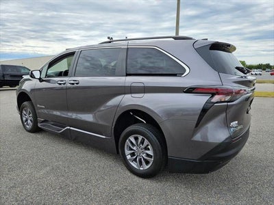 2024 Toyota Sienna XLE 8 Passenger