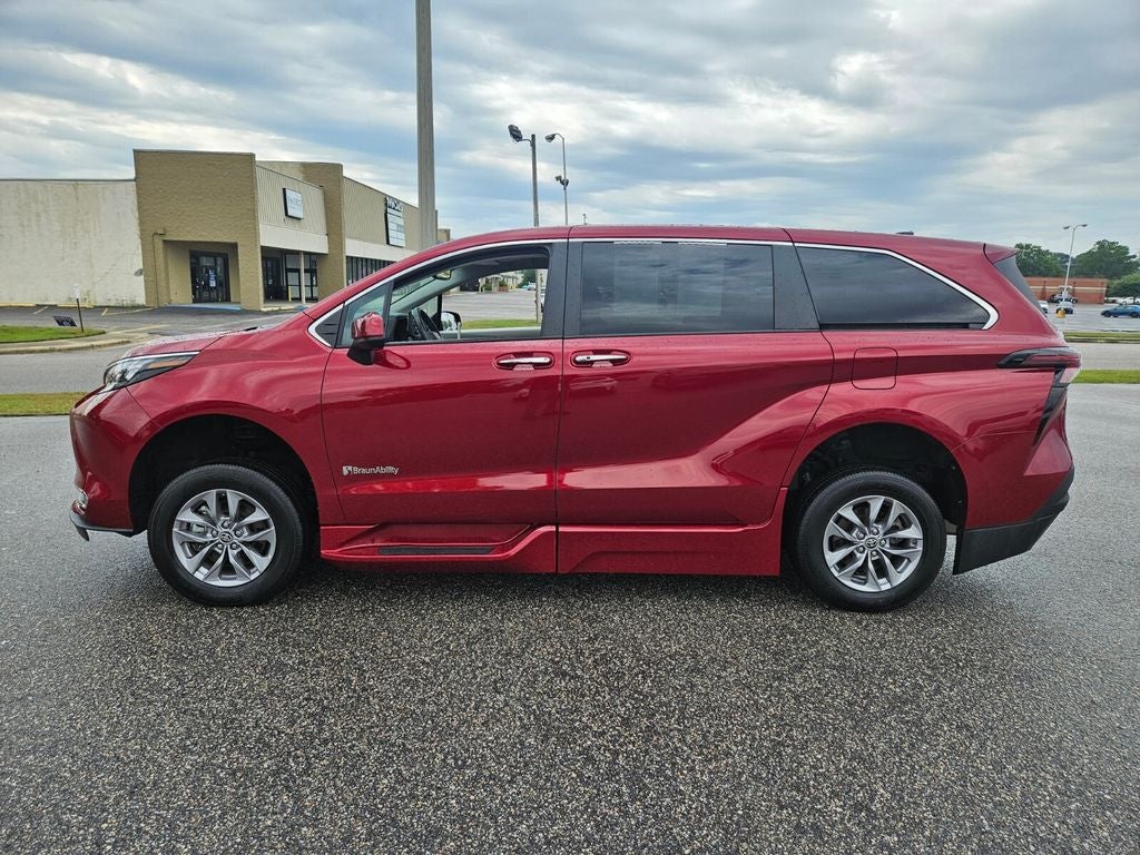 2024 Toyota Sienna XLE 8 Passenger