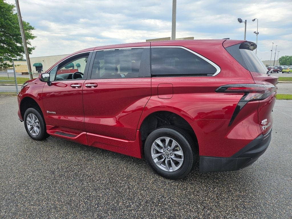 2024 Toyota Sienna XLE 8 Passenger