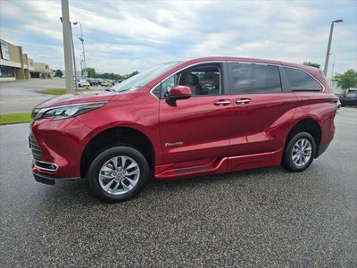 2024 Toyota Sienna XLE 8 Passenger