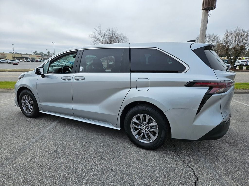 2025 Toyota Sienna XLE 8 Passenger