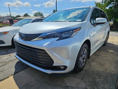 2025 Toyota Sienna XLE 8 Passenger