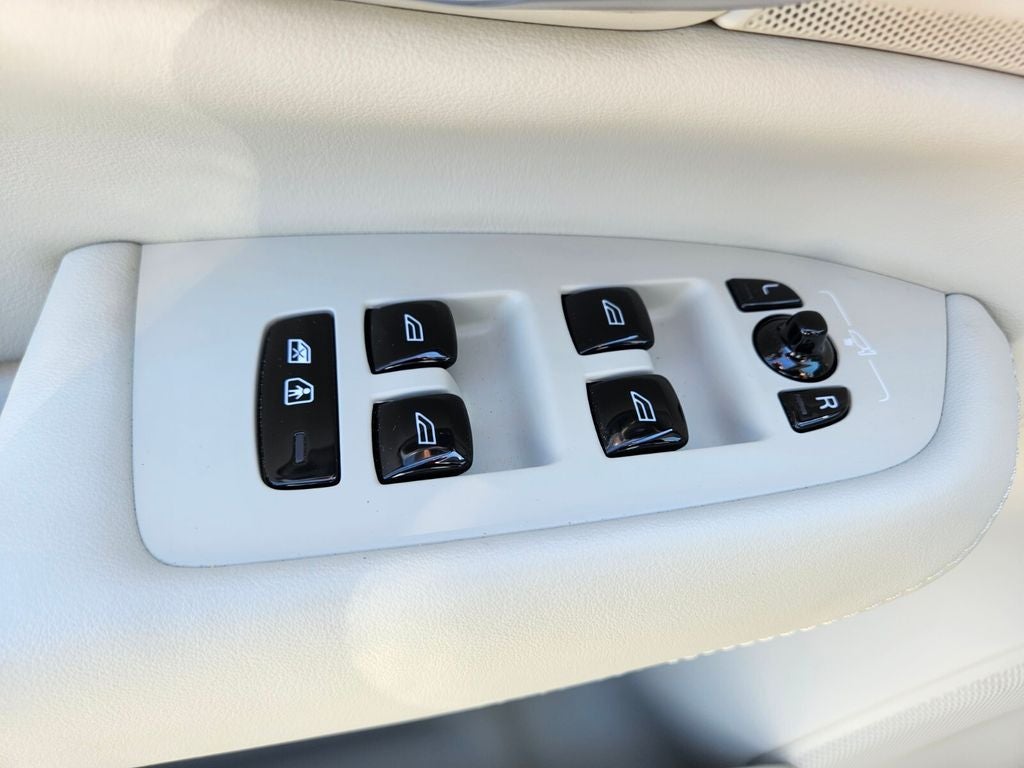 2024 Volvo XC90 B6 Plus Bright Theme
